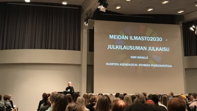 Ordförande för De ungas agenda 2030, Siiri Mäkelä, presenterar klimatuppropet.