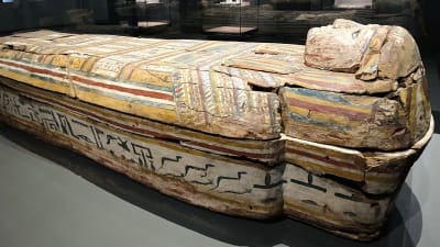 En kista på Amos Rex utställning Egyptens prakt. 