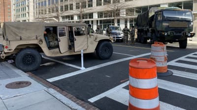Militärfordon blockerar vägarna