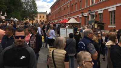 Publikträngsel under medeltida marknaden i Åbo. 