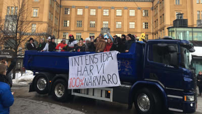 Abiturienter på lastbilsflak firar penkis i Vasa.