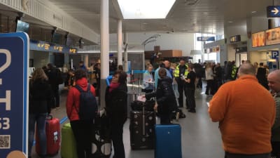 Resenärer väntar på att få checka in på Vasa flygplats. 