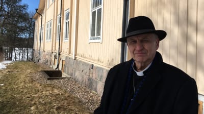 Kyrkoherde Harry Sanfrid Backström utanför prästgården i Pargas.