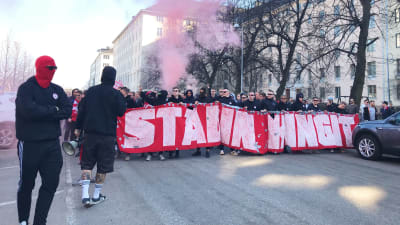 HIFK anhängare marscherar till match.