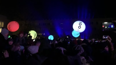 Ljusshow på Åbo Universite med LEDbollar.