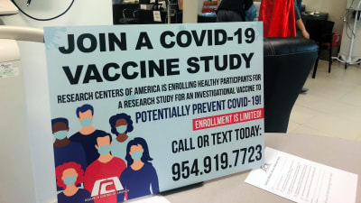 I Hollywood, Florida sökte läkemedelsbolaget Moderna testpersoner för sitt coronavaccin i augusti. 