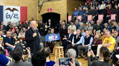 Joe Biden talar på ett kampanjmöte i Cedar Rapids, Iowa, den 1 februari 2020.
