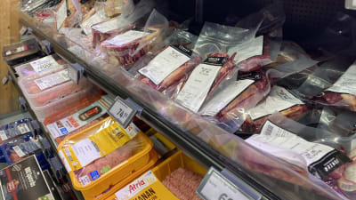 Färdigförpackade köttprodukter i butikshyllan.