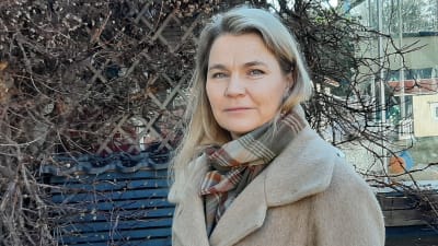 Heidi Hedström i trädgården. 