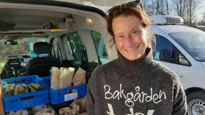 Jonna Panelius bakar artesanbröd i Sjundeå. 