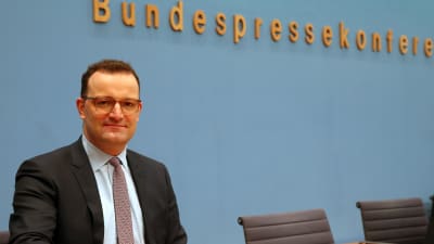 Tysklands hälsovårdsminister Jens Spahn håller presskonferens