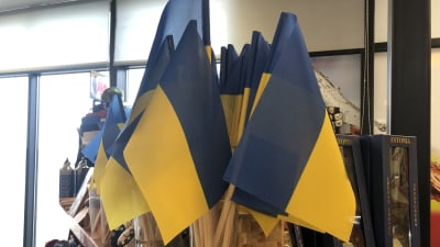 En burk med små ukrainska flaggor.