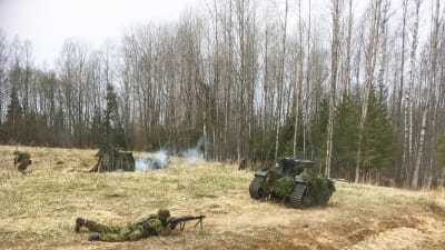 Estniska soldater förevisar ett scenario där en grupp soldater utrustade med fjärrstyrda obemannade bandfordon attackerar en mindre fiendepostering.