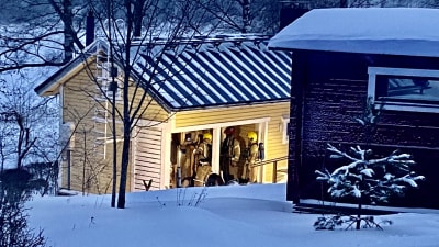 Brandmän i ett gult hus omgivet av snö