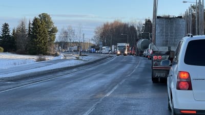 Autoja jonossa liikenneonnettomuuden takia.