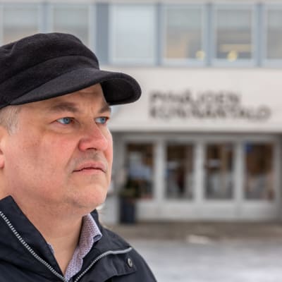 Pyhäjoen kunnanjohtaja Matti Soronen Pyhäjoen kunnantalon edessä