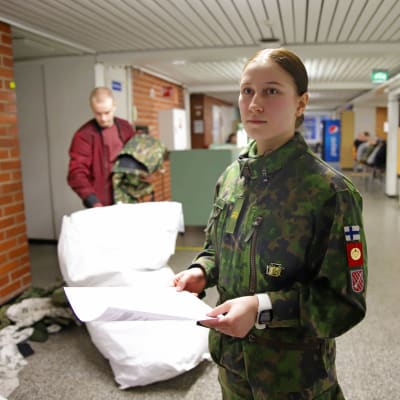 Alikersantti Emilia Jaakkola tekee varustarkastusta uusille alokkaille Parolannummella.
