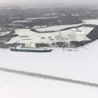 Bildmontage uppifrån av LNG-terminalen i Fjusö i Joddböle i Ingå.