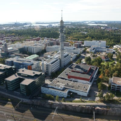 Helsinki, Ilmala ja Länsi-Pasila. Yleisradio, Pasilan Radio- ja tv-keskus, linkkitorni ja Studiotalo. Ilmakuva.