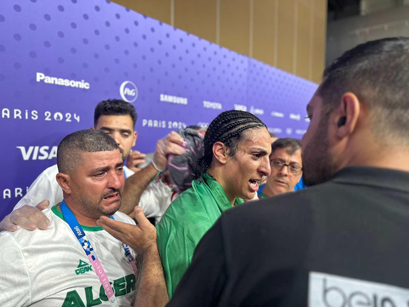 Una Imane Khalif sudata attacca i giornalisti.