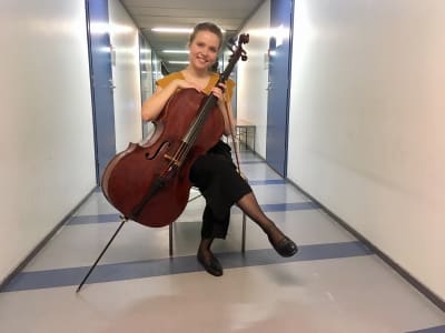 Anna Westerlund med sin cello från 1714, byggd av Claude Pierray.