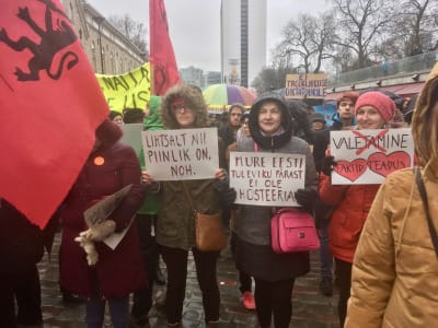 Demonstration i Estland med fyra olika plakat; "Det här är så pinsamt, noh", "Oro över Estlands framtid är inte hysteri", "Nej till en bakåtsträvande diktatur" och "Lögner - nej, fakta och vetenskap - kärlek".