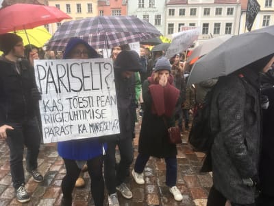 Ett plakat på en demonstration mot den förväntade regeringen i Estland där texten säger; "På allvar? Måste jag verkligen oroa mig också för statsledningen?