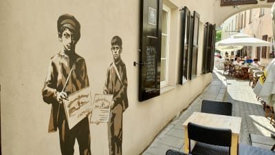 I Vilnius Gamla stad uppmärksammas de gamla gettokvarteren där judarna låstes in innan de avrättades i dag med väggmålningar som ska påminna oss om stadens judiska historia.