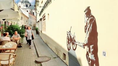 I Vilnius Gamla stad uppmärksammas det ena gettot där judarna låstes in innan de avrättades i dag med väggmålningar som ska påminna oss om stadens judiska historia.