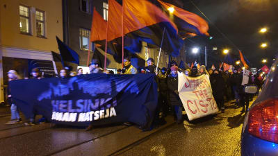 Helsingfors utan nazister går längs med en gata med banderoller.