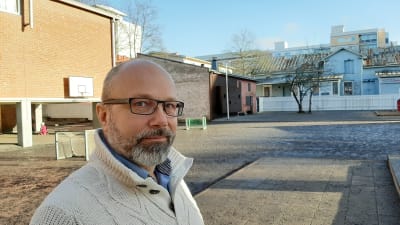Martin Hartman, en man med vit tröja, glasögon och grånande skägg.