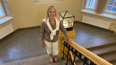 Rektor Marianne Pärnänen i Katedralskolans trappa. 