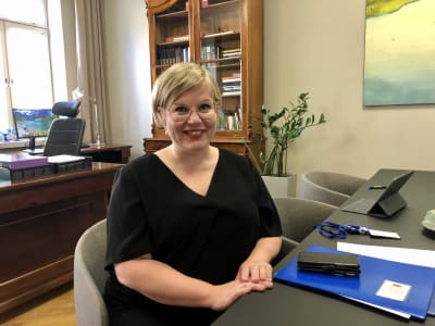 Vetenskaps- och kulturminister Annika Saarikko i sitt arbetsrum på ministeriet
