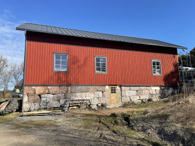 Rullarsböle gård i Snappertuna. Den gamla ladugården från 1800-talet har restaurerats. Här kommer utrymme att finnas för att behandla och lagra bland annat jordgubbar.  