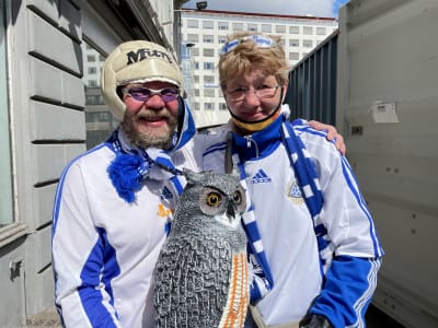 Jouni Gustafsson och Arja Turunen står med en uggla i centrala Köpenhamn.
