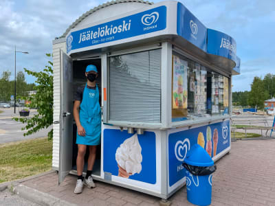 Hugo Kinnunen står i glasskiosken och säljer glass