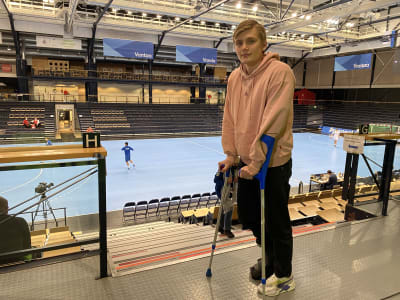 Benjamin Helander står på kryckor.