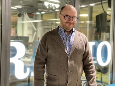 Tampereen yliopiston hallintotieteen professori Jari Stenvall Yle Tampereen radiostudiossa vaaliasiantuntijana 23.01.2022
