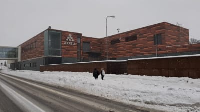 Yrkesutbildaren Axxells huvudbyggnad i Karis februari 2022.
