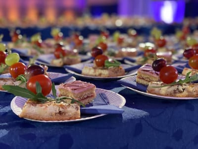 Mozzarellapaj och en bit Alexandersbakelse på engångstallrikar.