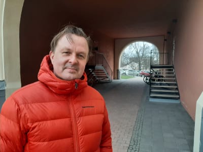 Man i röd jacka.