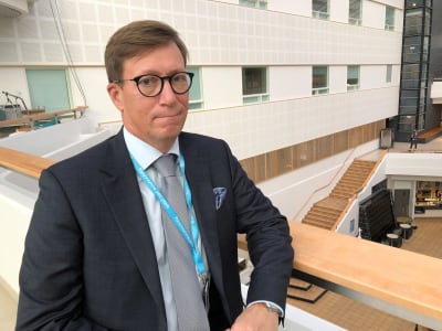 Mikko Pietilä i T-sjukhusets aula.