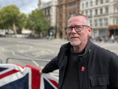 Bild av Damien Carpenter som väntar på att få se begravningståget i London