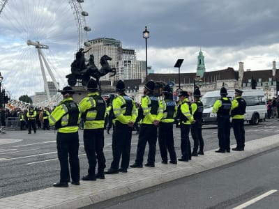 Poliser bevakar en gata i London inför begravningen av drottning Elizabeth