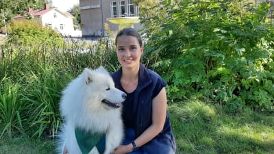 Talterapeut Jannica Lindholm från Raseborg med terapihunden, samojeden Yeti.