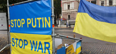 Stop Putin-flagga utanför ryska ambassaden i Riga.