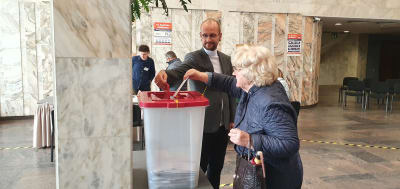 Äldre dam röstar i Riga.