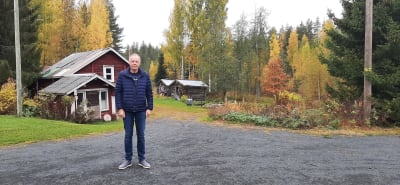 Man i blå kläder utomhus. 