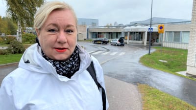 Marianne Bruce-Suomela utanför ingången till Borgå sjukhus.