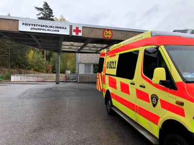 Ambulans utanför jouren till Borgå sjukhus. 